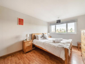 Pass the Keys Spacious Riverside Home with Stunning Thames Views
